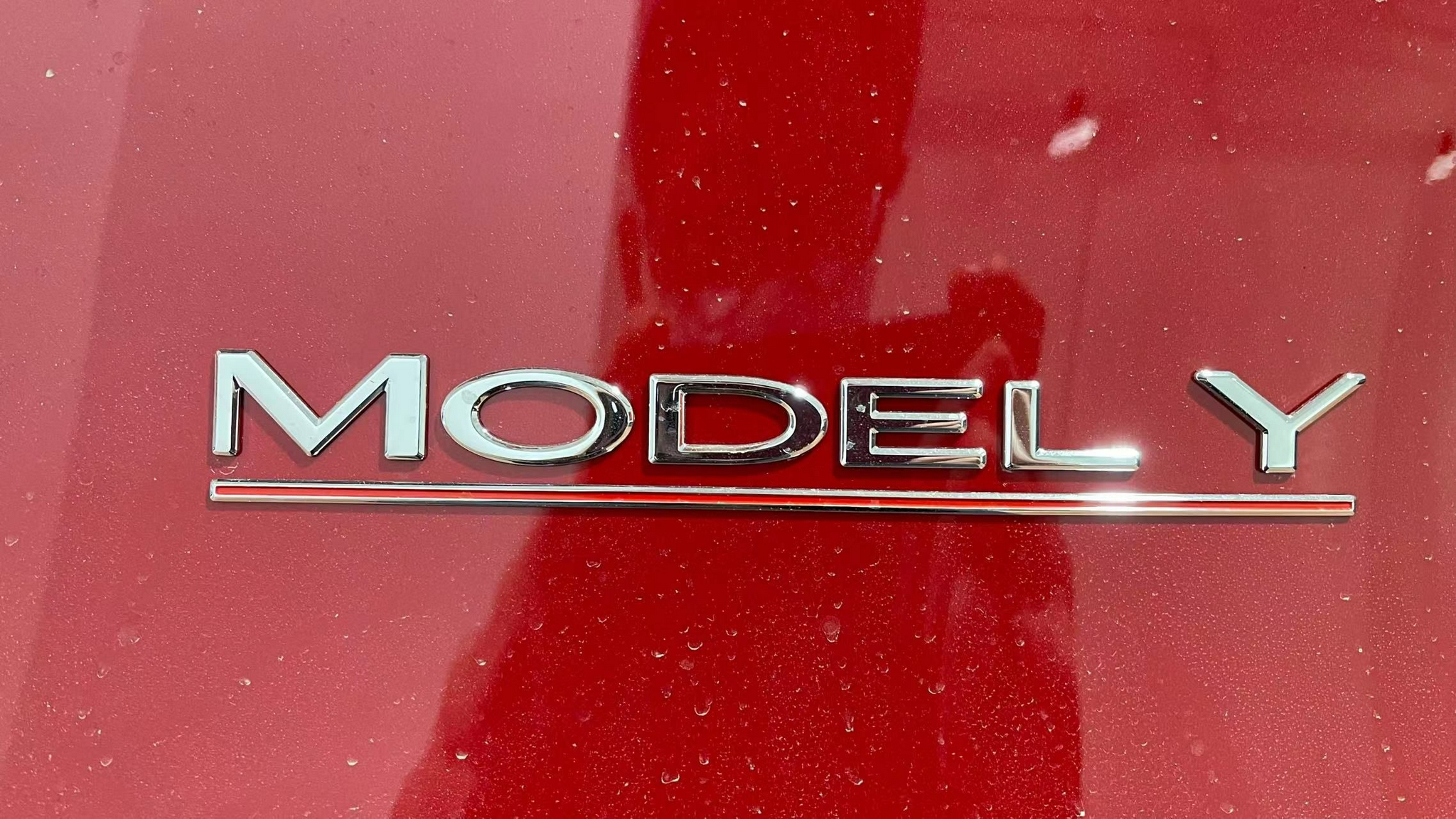 细节方面,车尾model y标识下方增加了红色下划线;新车轮胎尺寸为前255