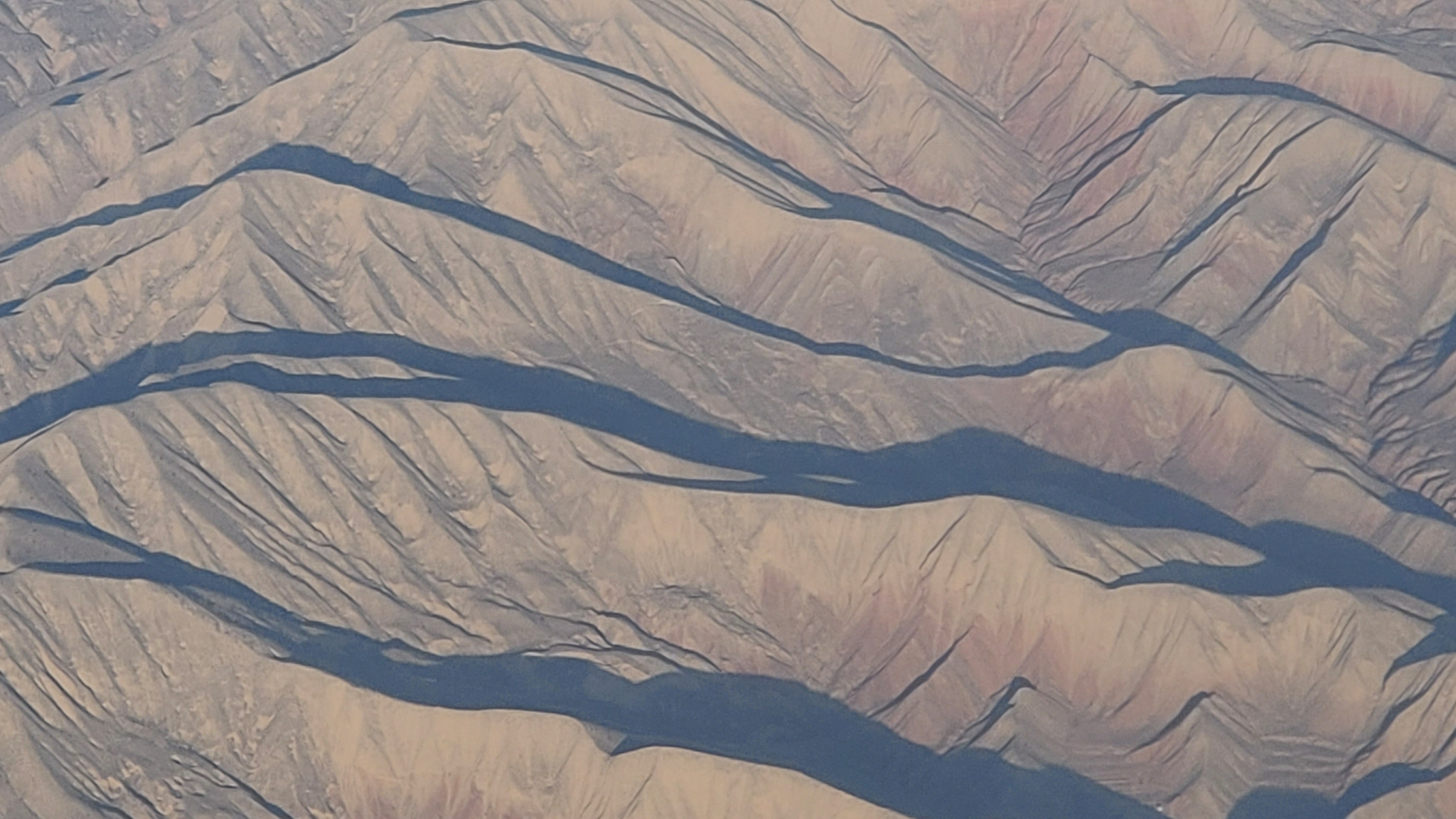 到甘肃省兰州市办案途中俯瞰西北大地山脉