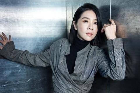 接近1米8,如此一来,她能接到的角色都很少了,而且每次和男演员对戏