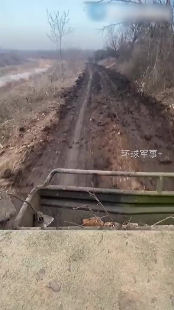 撤军难巴赫穆特郊外土路大面积翻浆路边各种车辆残骸_新浪新闻