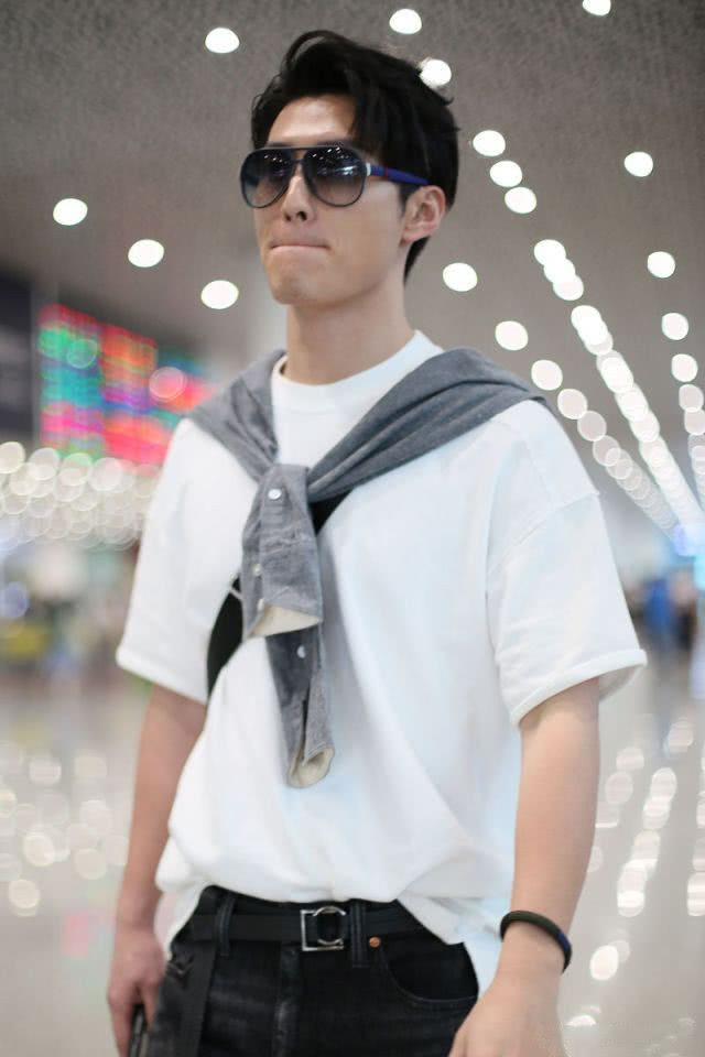 窦骁外穿白色t恤出行把衬衫系成红领巾时髦又神采奕奕