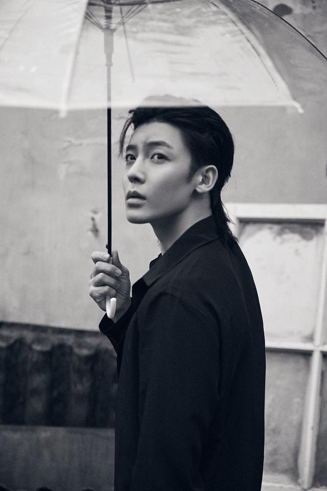 侯明昊黑白色调写真氛围感十足,眼神深邃幽沉故事感满满!