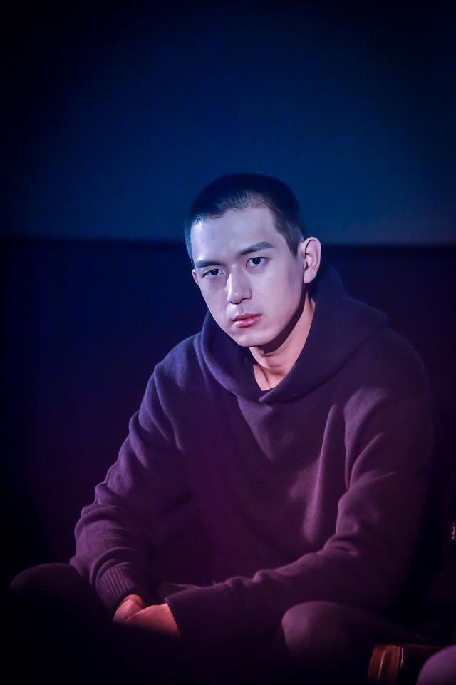 李现全新板寸造型上线,气质冷峻直视镜头眼神撩人帅翻天!