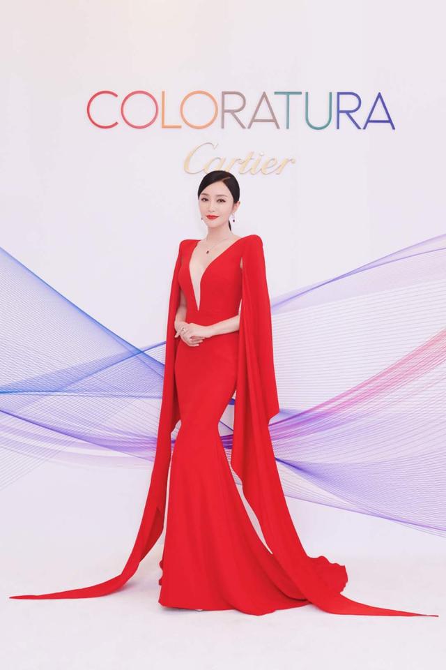 秦岚斗篷红裙女神气质轻松有