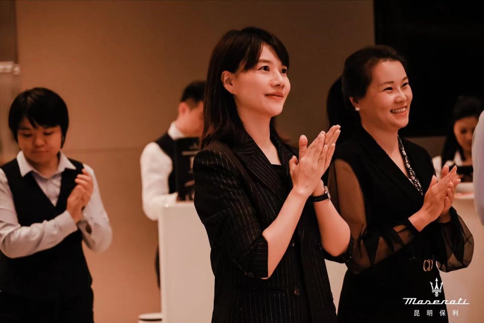 昆明保利玛莎拉蒂销售经理何琼艳女士及市场经理黎思女士为新leavnte