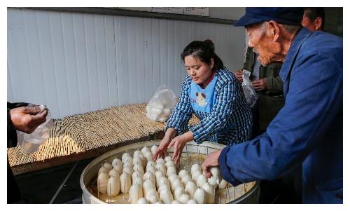 80后农民小伙儿做的签子馒头,卖1.8元,一天卖上千斤