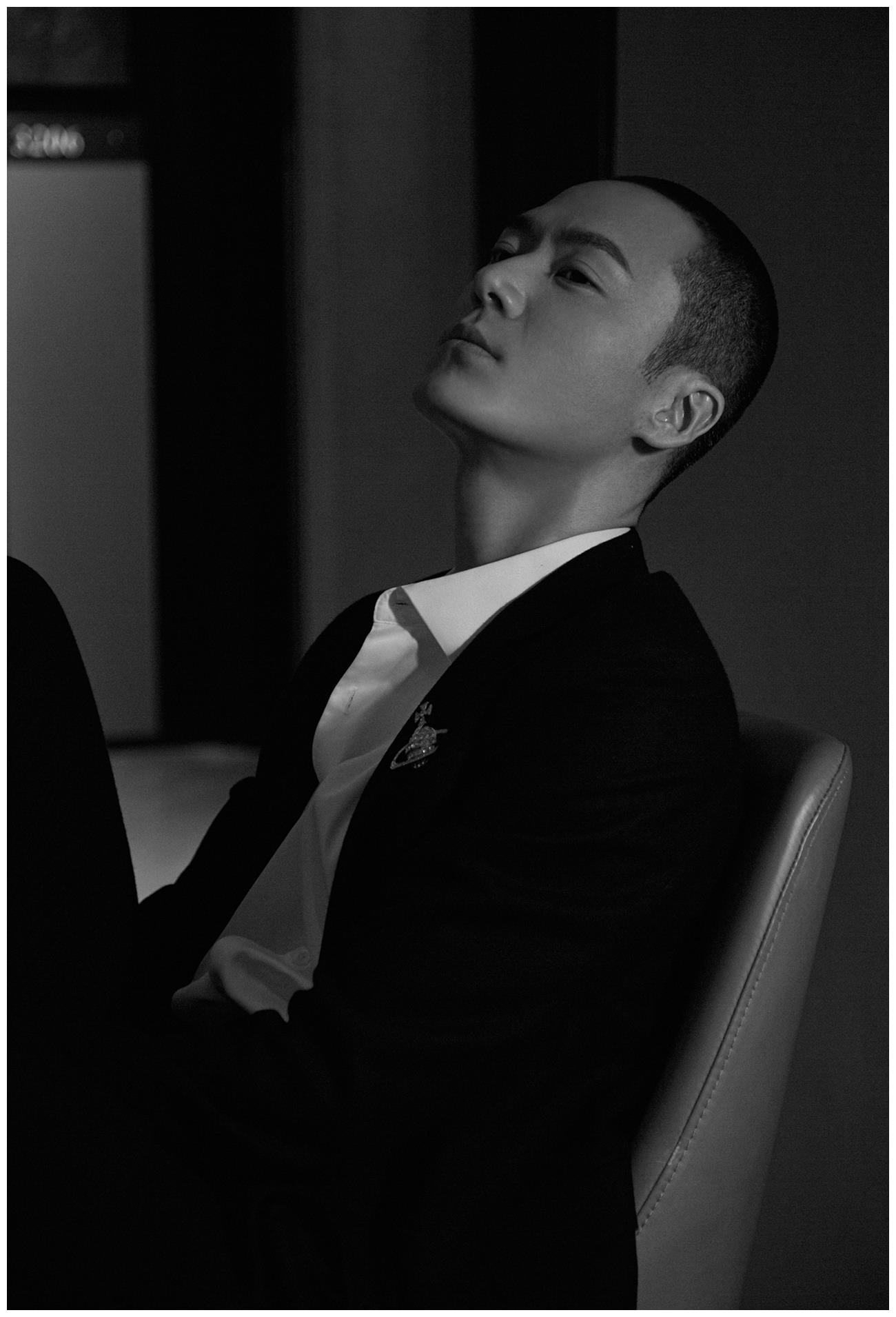 茅子俊曝黑色西装质感大片黑白光影定格优雅魅力