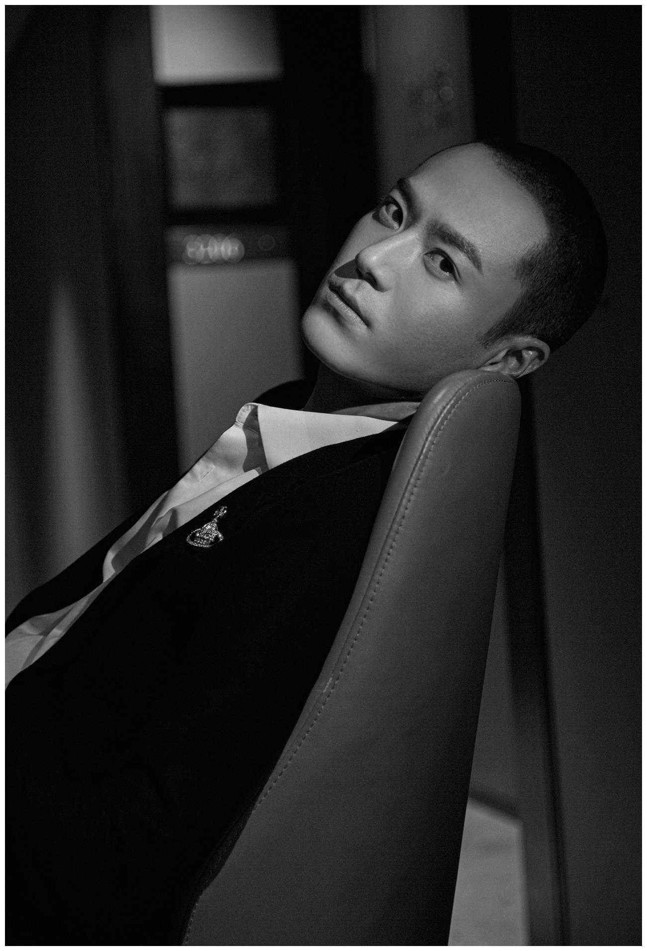 茅子俊曝黑色西装质感大片黑白光影定格优雅魅力