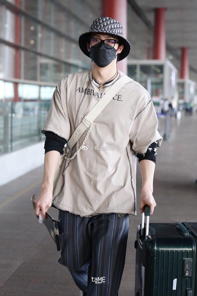 张铭恩机场造型一直在线时尚品味可圈可点自成风格