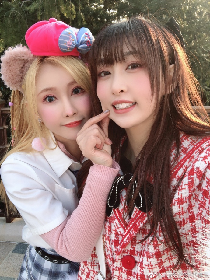 神龙妹子团-李雨濝和好姐妹合影美照
