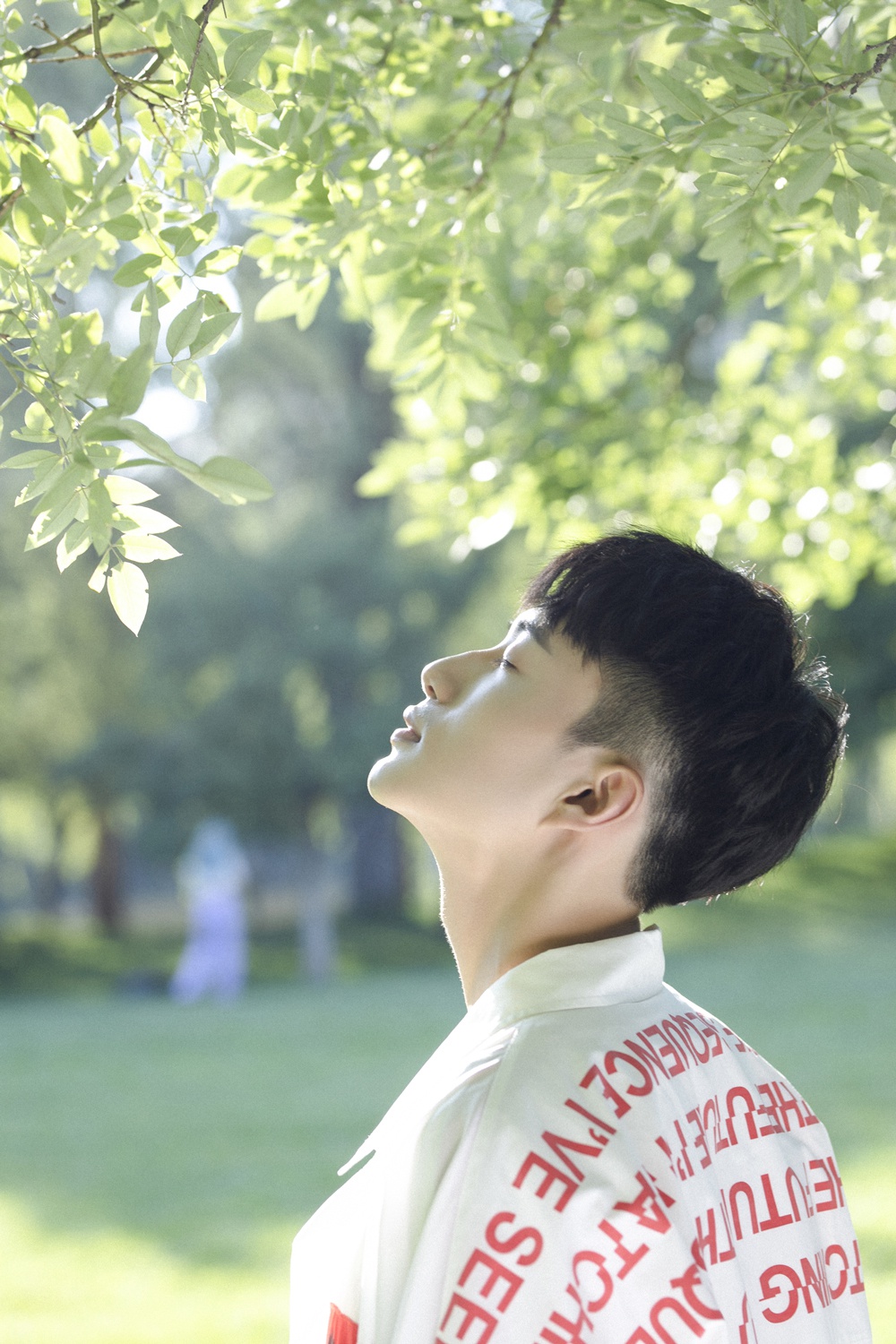 张博涵秋日写真曝光 撞色字母衫尽显青春活力