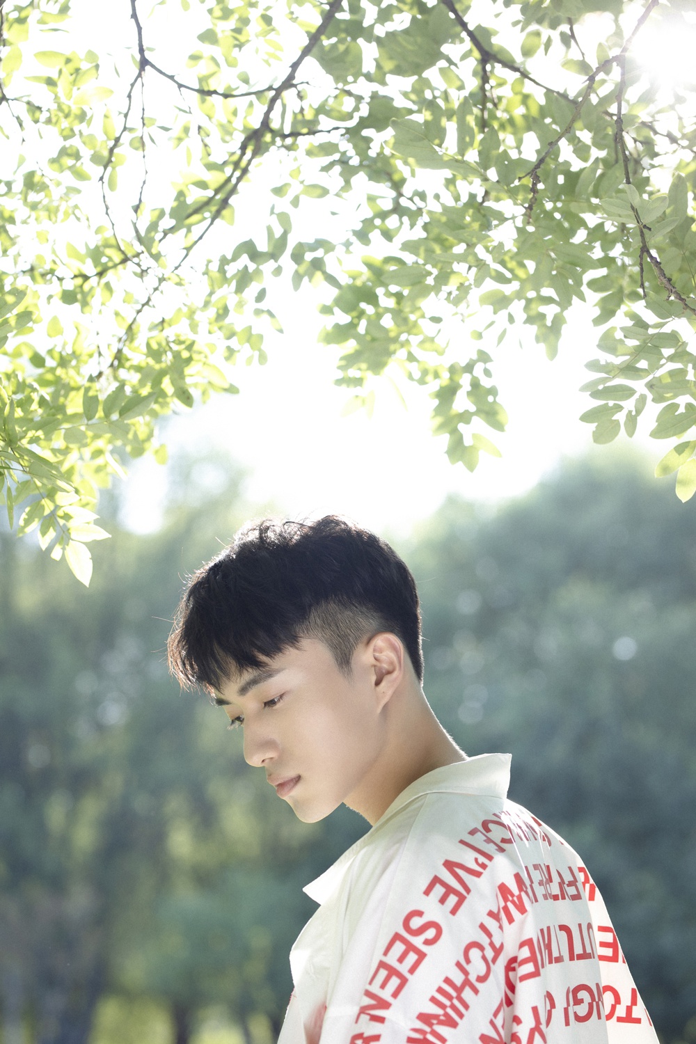 张博涵秋日写真曝光 撞色字母衫尽显青春活力