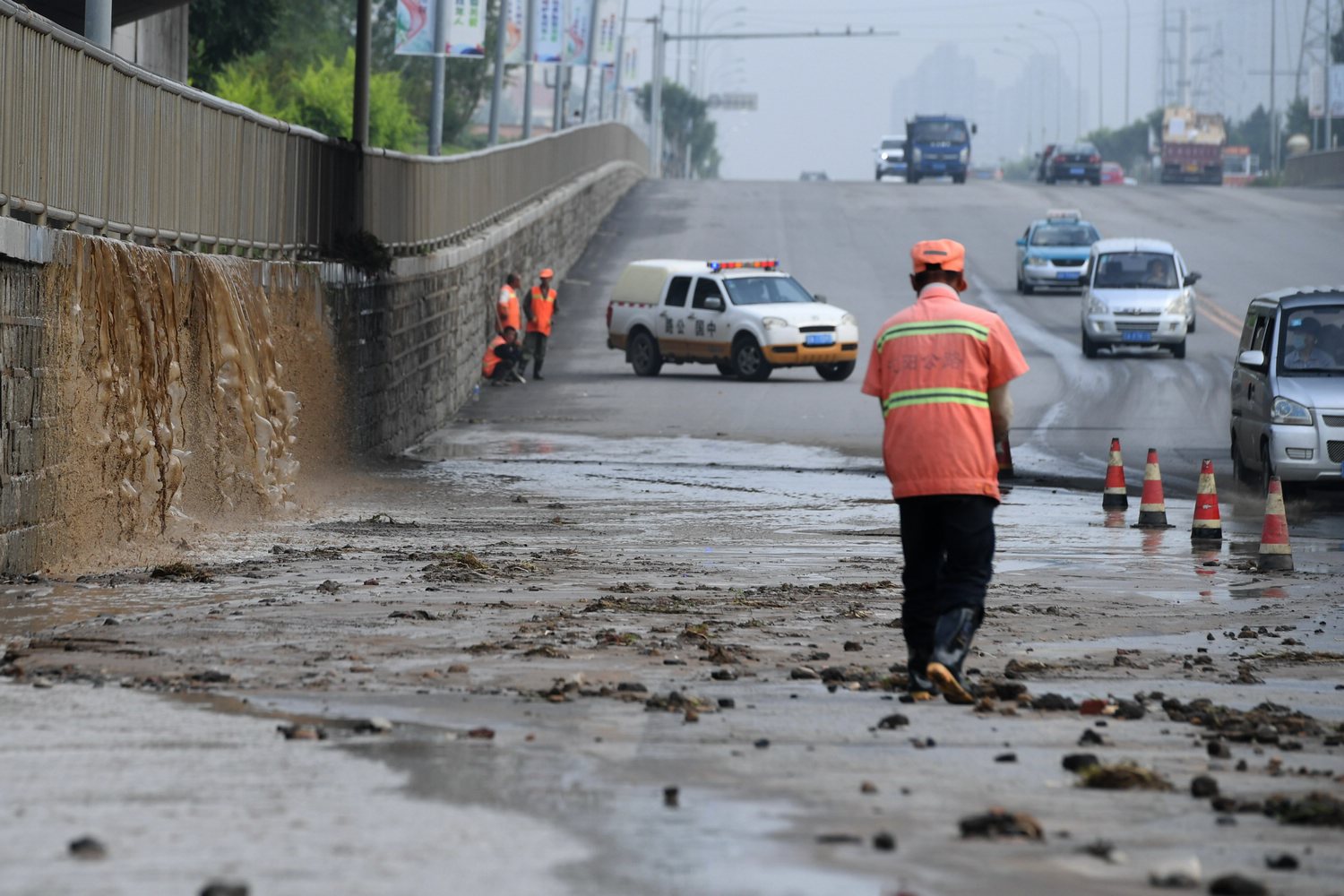 雨水管破裂桥下形成泥水瀑布