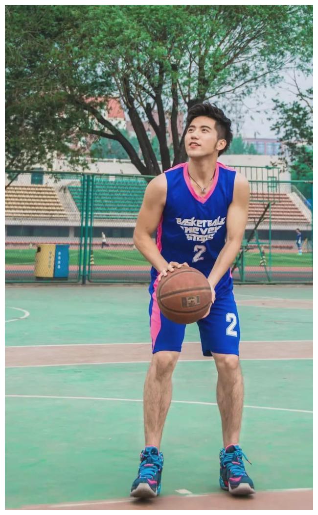 男三赵嘉祺(claus),爱健身,爱解围,暖场小达人一枚,长相硬件都在线,就