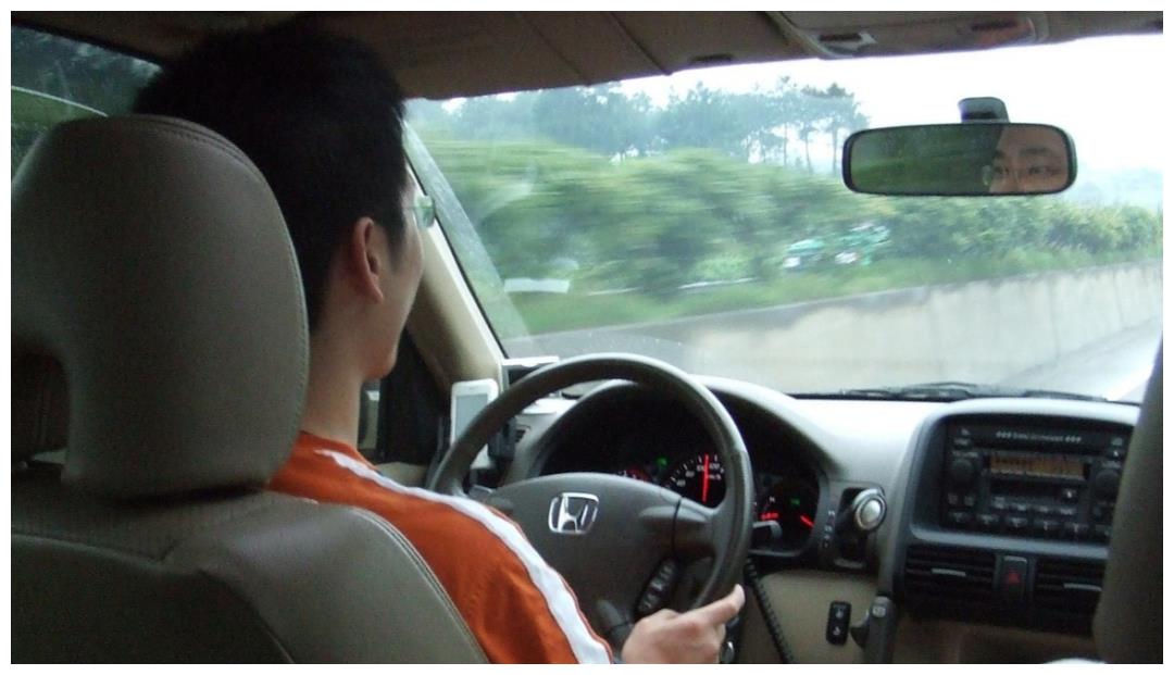 男人开车,有这些特点,基本都是老司机,因为大多新手不敢!