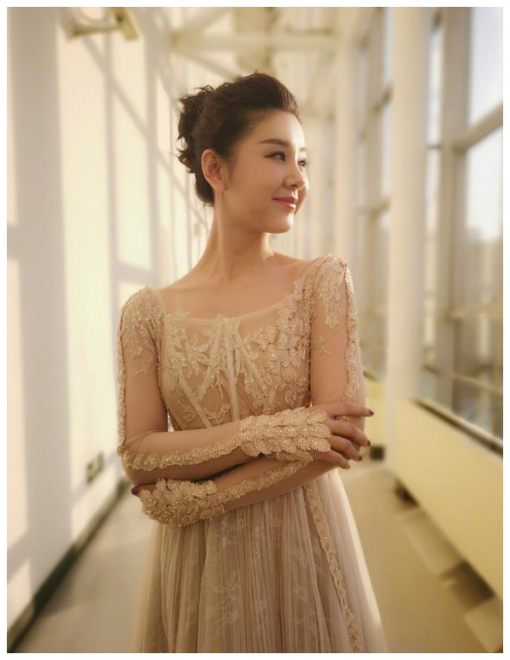 美女影视明星李小萌白色婚纱裙甜美写真