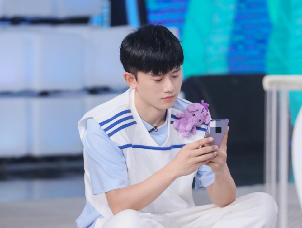 张杰正式入职上海大学,在开学典礼上唱歌,演唱会的既视感!