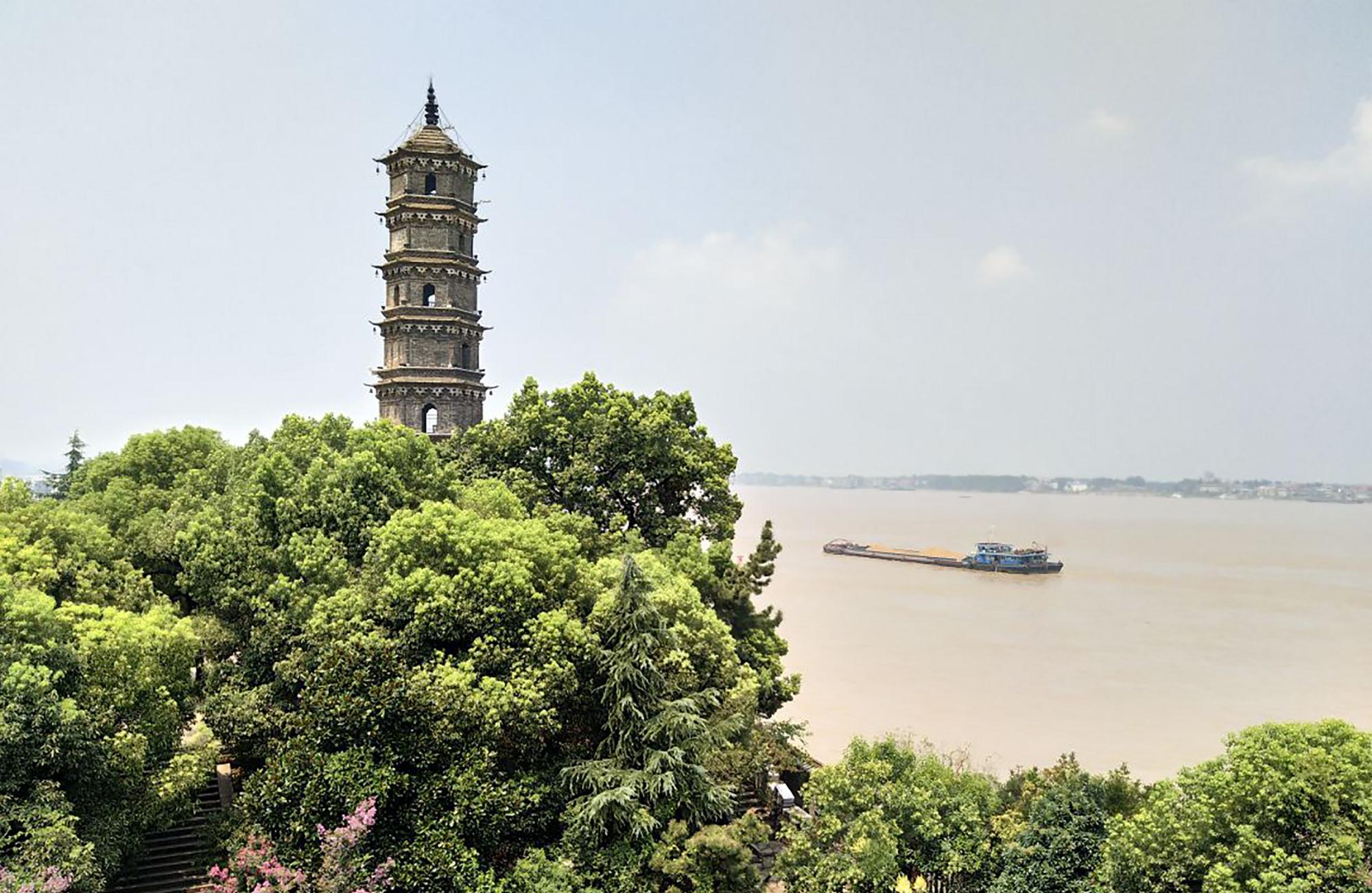 九江名胜锁江楼遭侵华日寇炮击惨中七弹仍巍然耸立