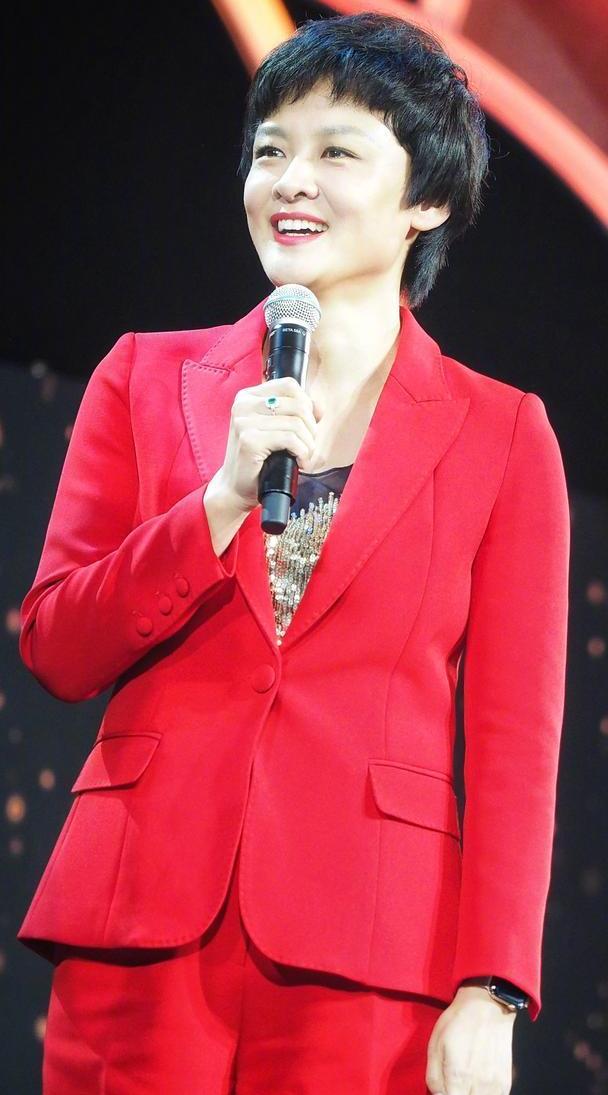 央视出来的主持人气质都好,李小萌穿红裙踩高跟鞋,老了也漂亮!