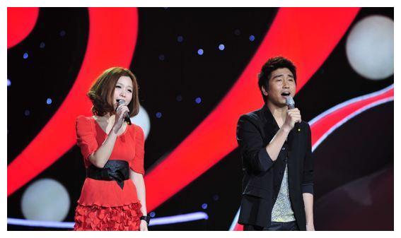 "李信敏在北京待了几天,也无法说服女儿,便含泪返回深圳.