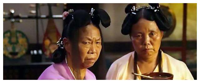 70岁群演大妈被周星驰力捧,现在商演不断,片酬从150涨到几十万
