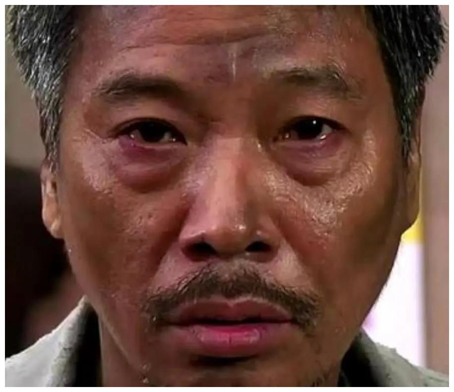 被粉丝亲切称为达叔的吴孟达给我们留下了很多经典的影视镜头,他的