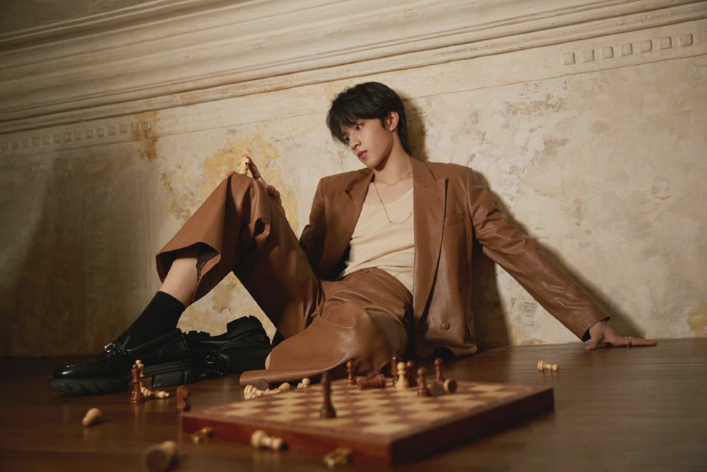 刘耀文身着卡其色皮衣套装内搭白背心帅气有型