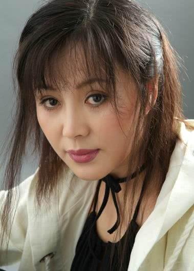 她31岁被张丰毅捧红,嫁入豪门却被家暴,如今55岁身价上亿