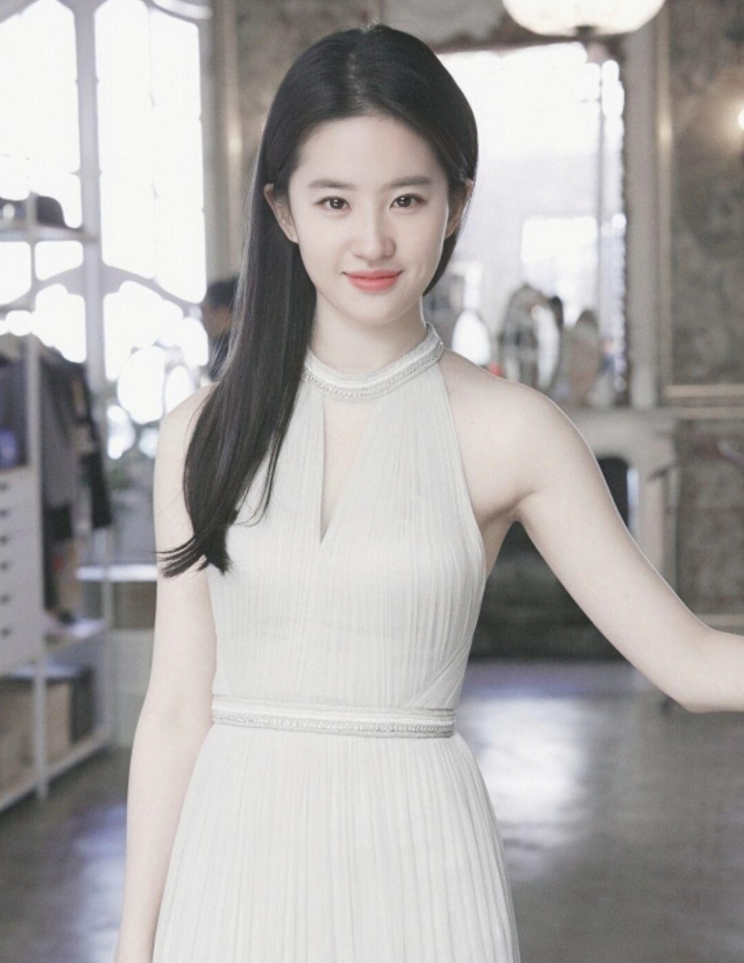 刘亦菲白色挂脖背心连衣裙造型你喜欢么