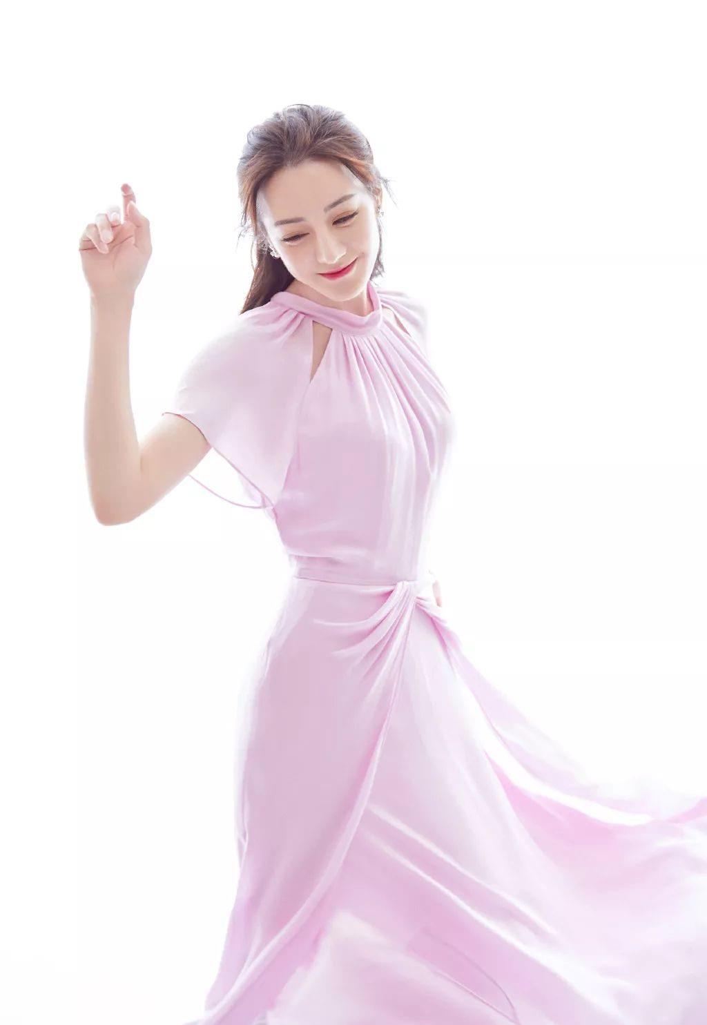 迪丽热巴穿樱花粉裙子,美得太不真实了__财经头条