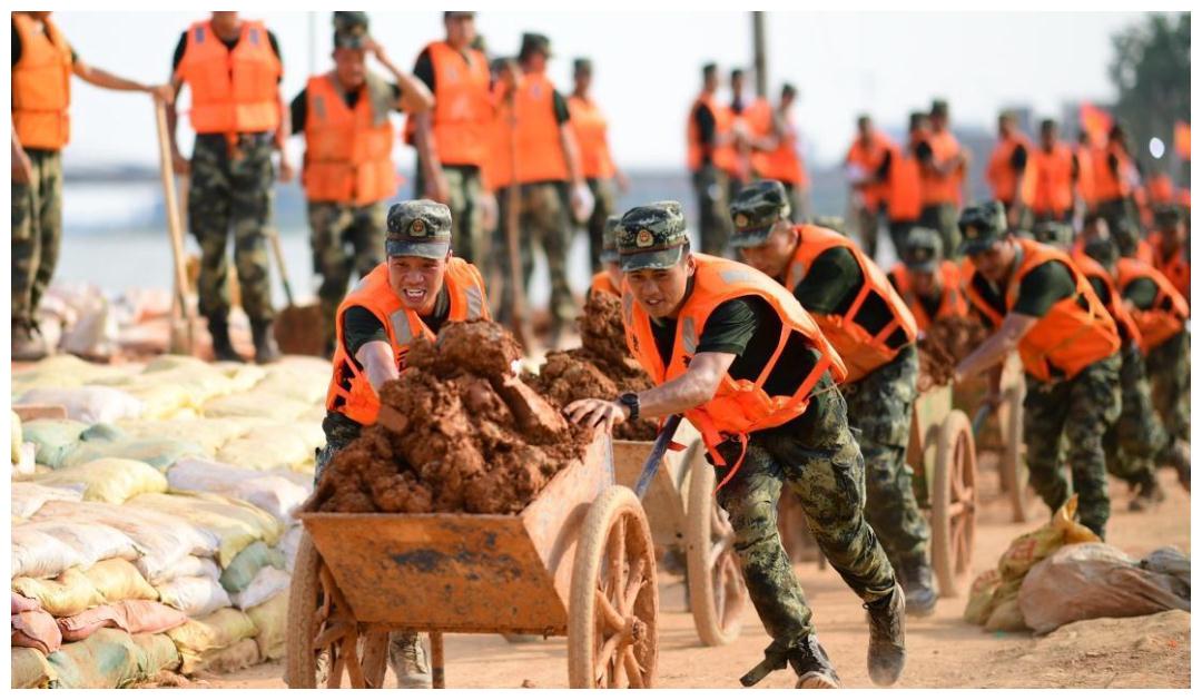 经常吃快餐馒头网友我军后勤能力不差救灾时为何吃这么简陋