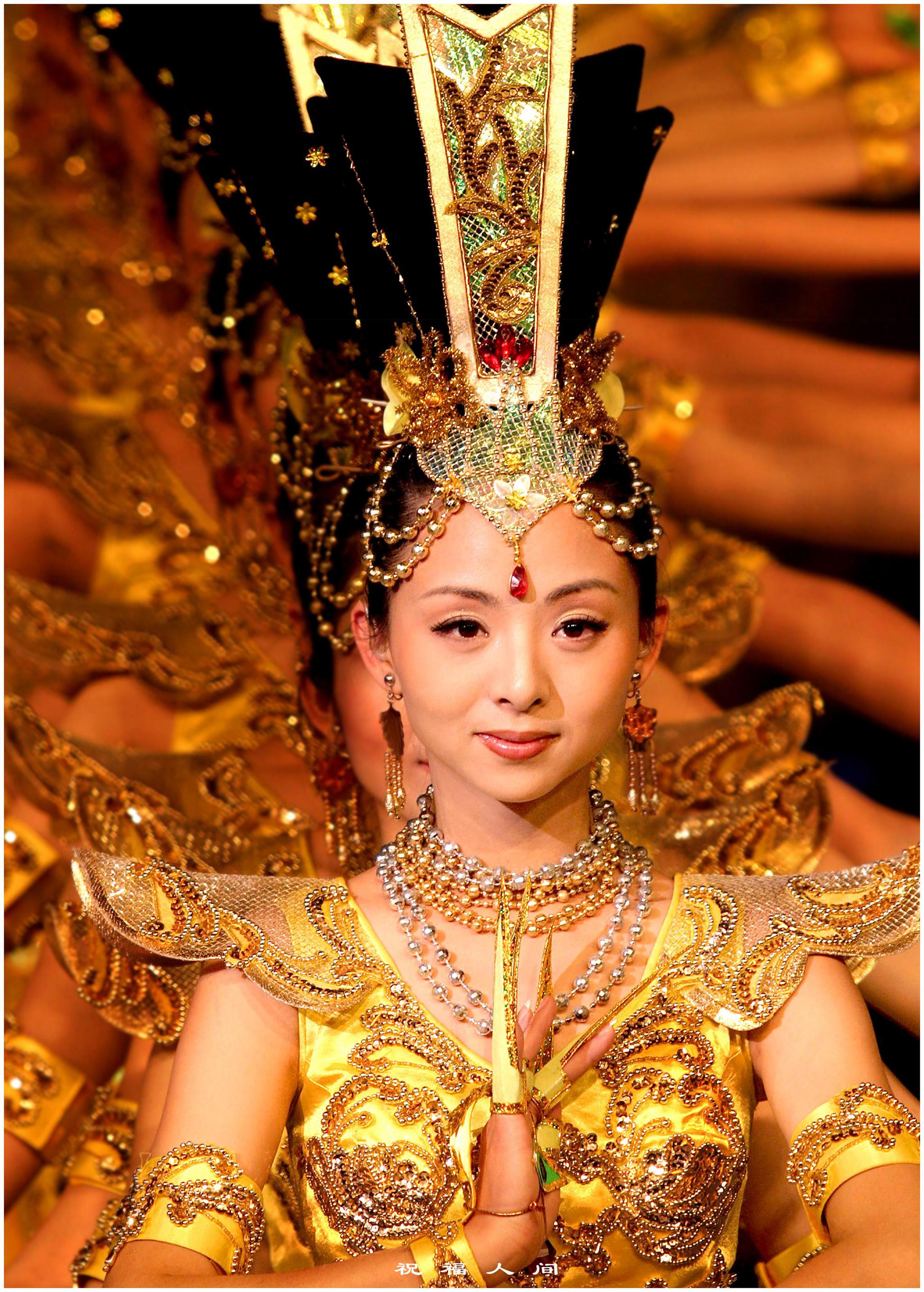 45岁邰丽华罕露面,皮肤紧致似冻龄,老公帅气,儿子长相不随妈__财经头