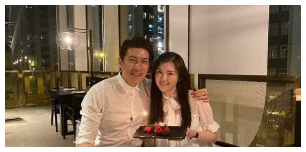 恭喜!tvb51岁不老男神袁文杰低调领证,却避谈妻子曾离婚