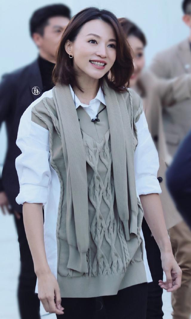 董卿穿格纹西装娴静端庄美得知性大气