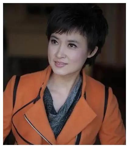端庄秀丽的女主播桑晨:无心插柳进央视,与老搭档李红平分秋色