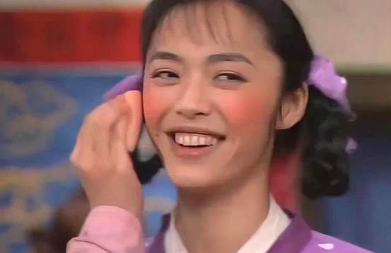 姚晨通过《武林外传》这部剧出道,凭借幽默搞笑的"郭芙蓉"走红.