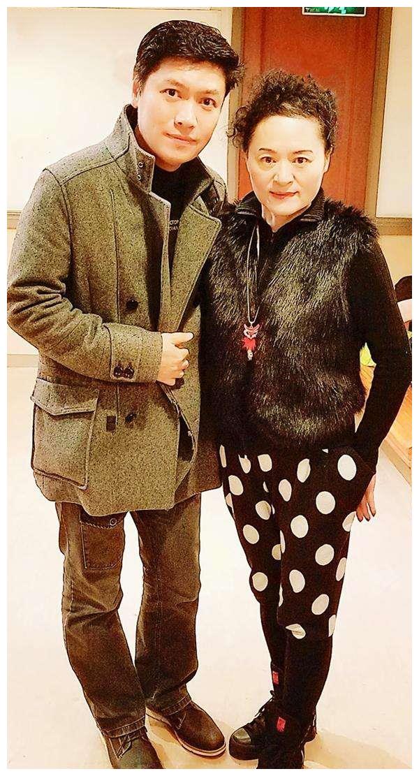 金炜玲比毛阿敏更早唱绿叶对根的情意63岁的她近况如何