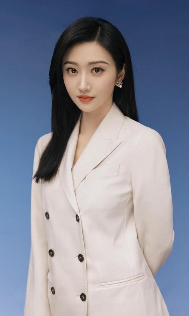 绝美的景甜今日正装也好漂亮