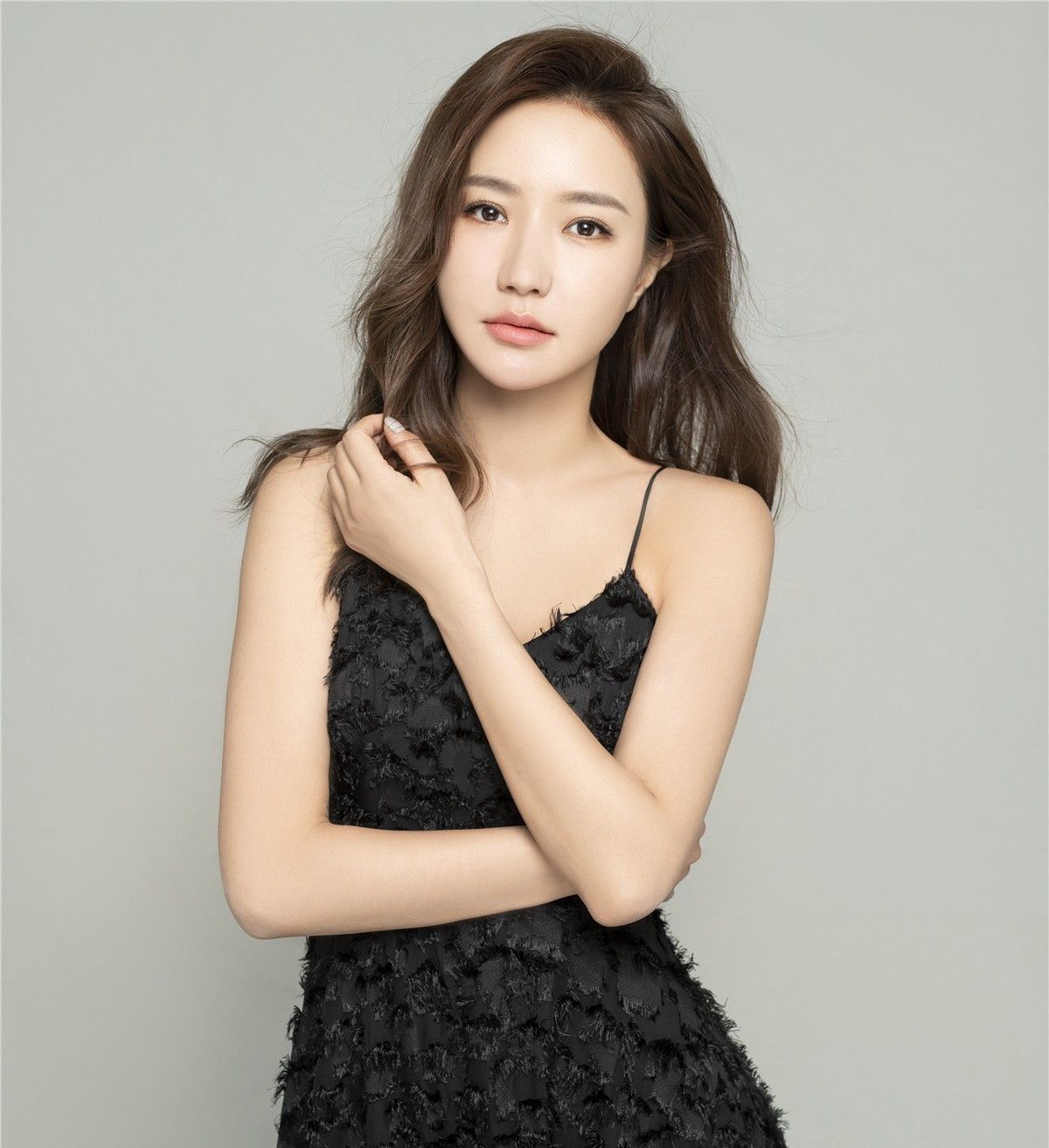 韩雨芹曝光一组优雅黑裙,黑色优雅长裙恰到好处显出她的好身材