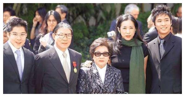"间接"导致霍震霆和朱玲玲离婚的侯玉婷,如今已退休成模范婆婆__财经