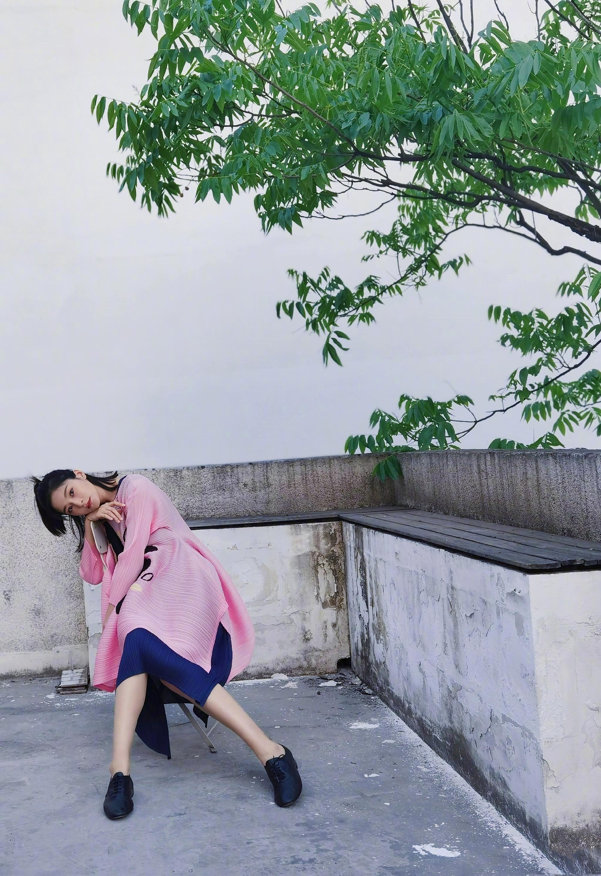 女演员王媛可身穿三宅一生限定系列印花上衣清新淡雅