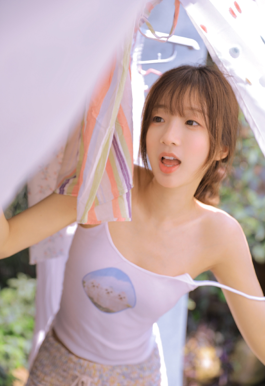 白色吊带美女写真,清纯的样子像极了青春,性感迷人