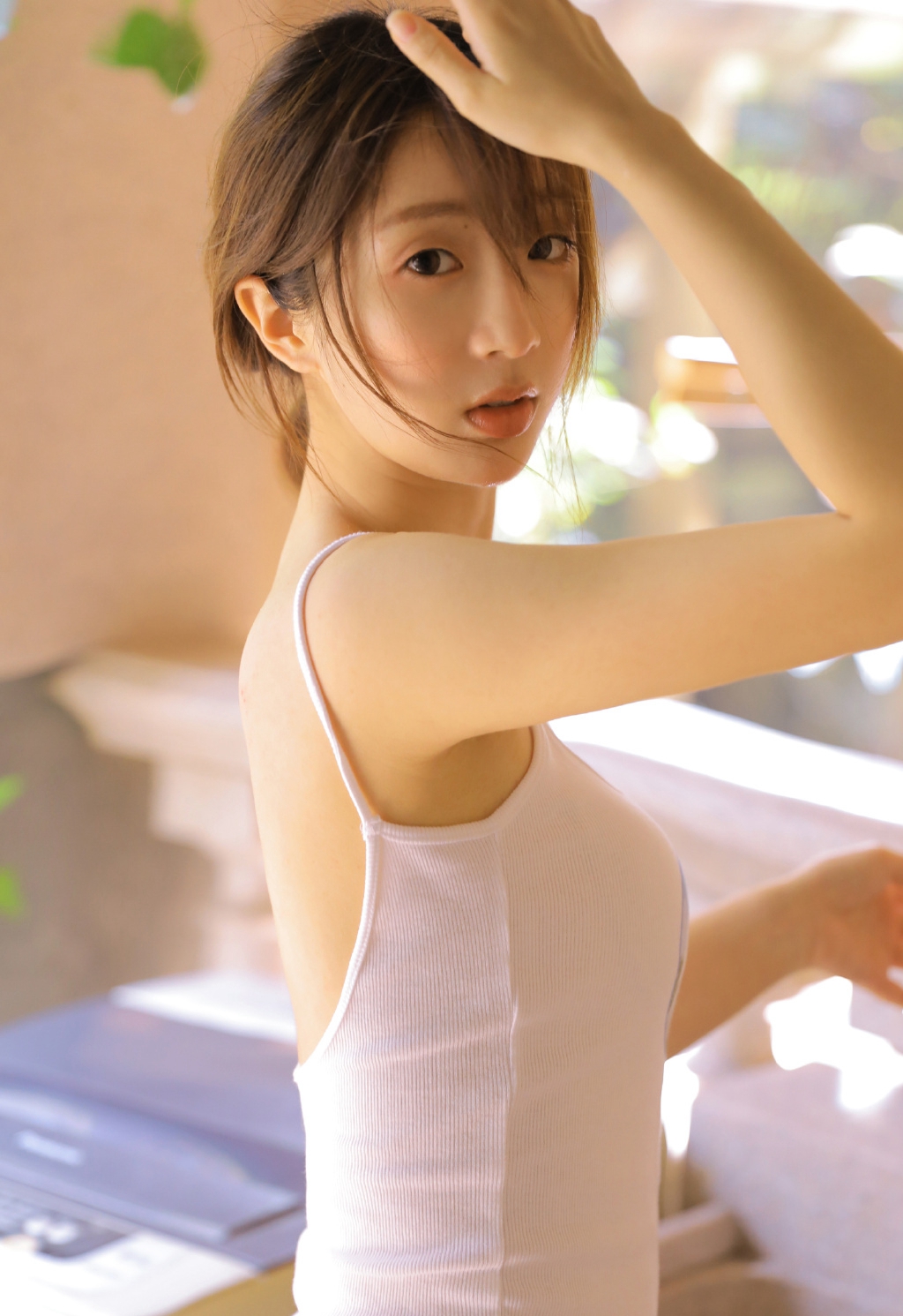 白色吊带美女写真,清纯的样子像极了青春,性感迷人