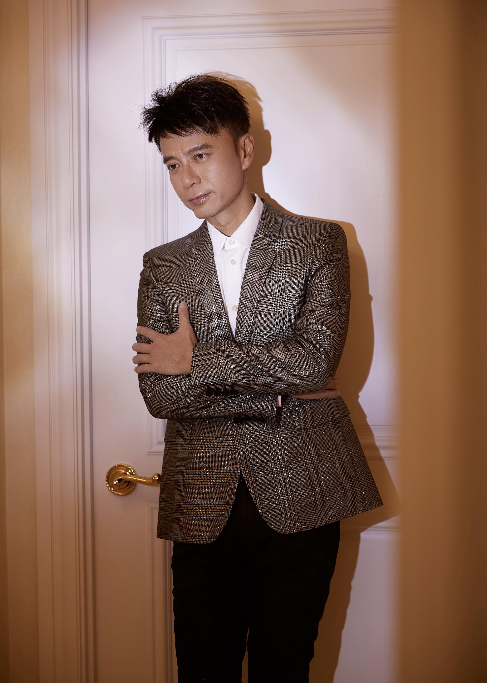 12月31日,李克勤亮相《江苏卫视跨年演唱会》,一身银灰色格纹西装