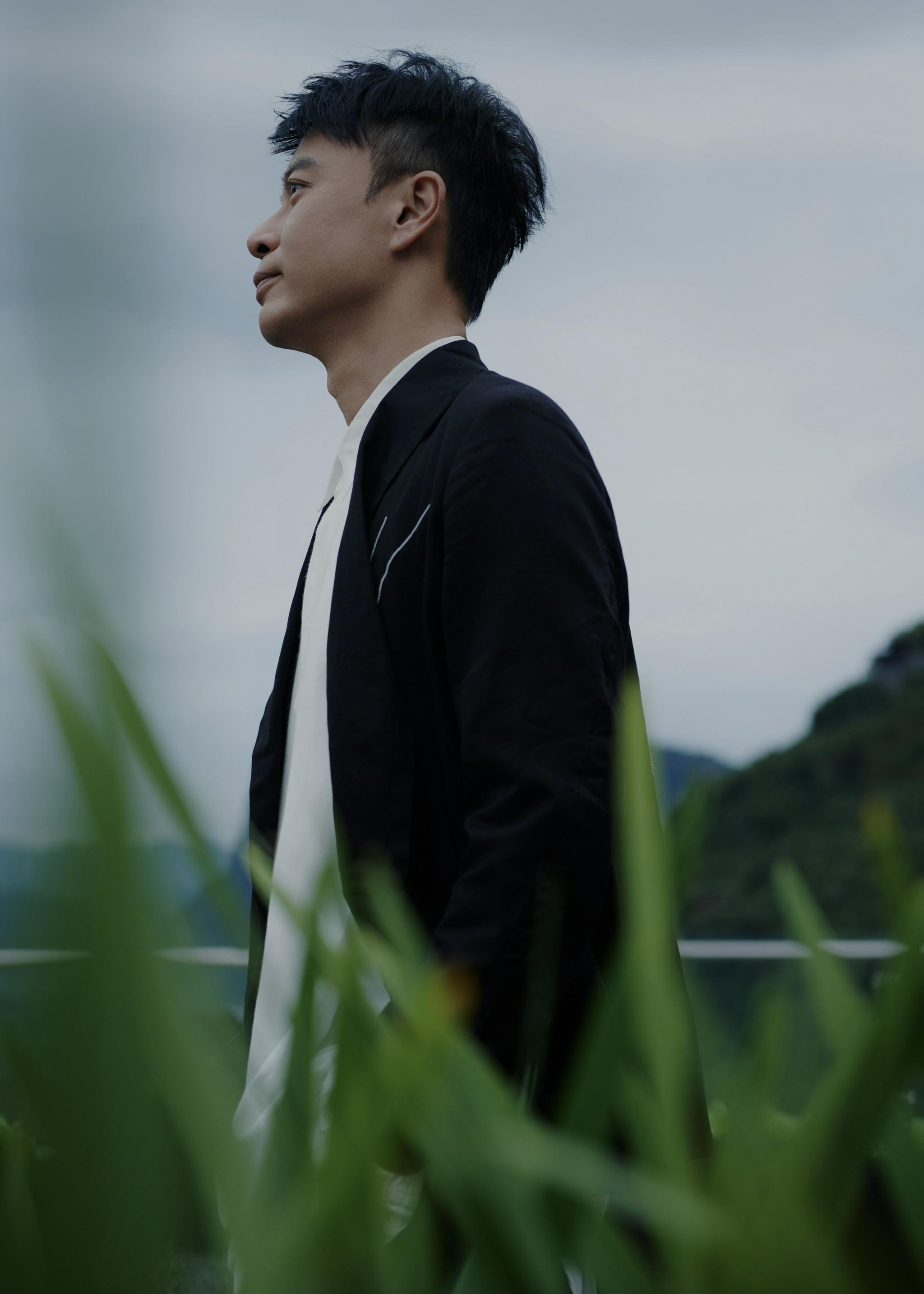 李克勤全新粤语单曲秒针上线搭档王赫野诠释复古港风