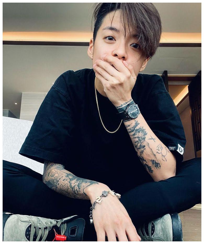 f(x)的刘逸云玟星也有6个纹身,散布在她的身体上,从手臂后面的线条