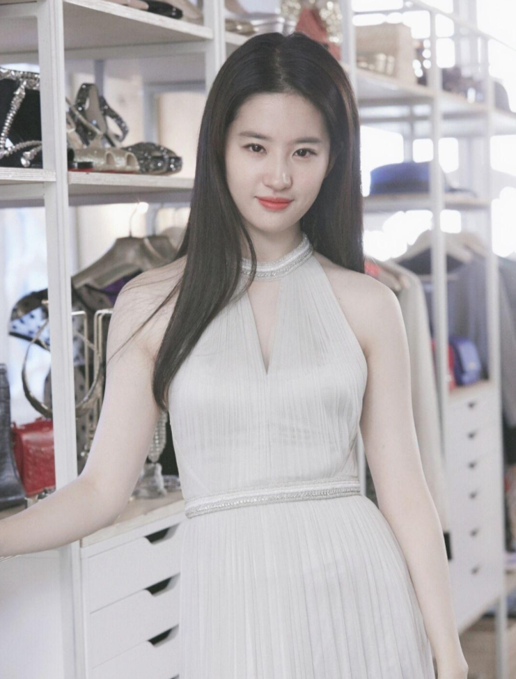 刘亦菲白色挂脖背心连衣裙造型你喜欢么