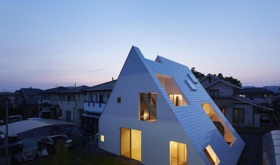 城里买不起房,我就回老家盖个斜顶别墅,采光好又洋气,美滋滋!