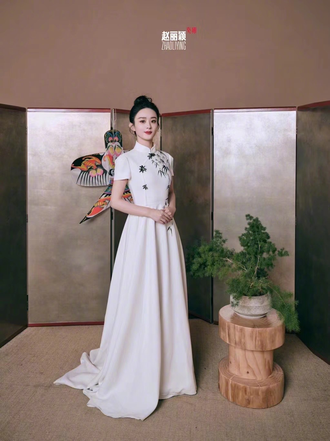 赵丽颖身着christopher bu特别定制墨竹礼服亮相2023年央视春晚_高清