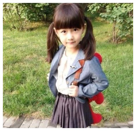 赵薇女儿出落成大姑娘了标准初恋脸大长腿吸睛又美又飒